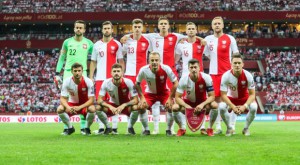 Polska reprezentacja w okolicznościowych strojach przed meczem z Izraelem.